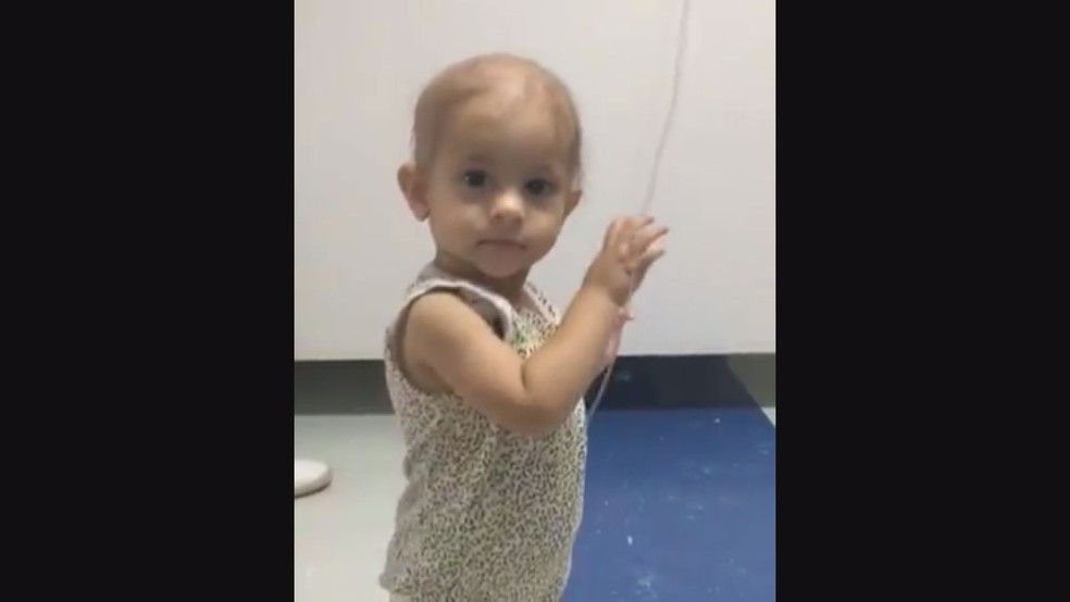 Sophia virou estrela na internet após dançar durante vídeo gravado no Hospital das Clínicas de Ribeirão Preto (Foto: Reprodução)