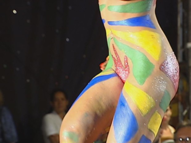 tapa sexo caiu durante concurso de Rainha do carnaval (Foto: Reprodução / TV TEM)