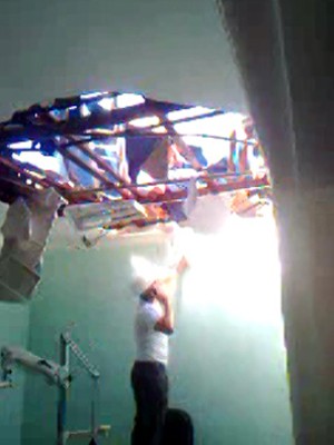 Vídeo feito com celualr mostra forro da clínica (Foto: Reprodução/Celular) Vídeo feito com celualr mostra forro da clínica (Foto: Reprodução/Celular)