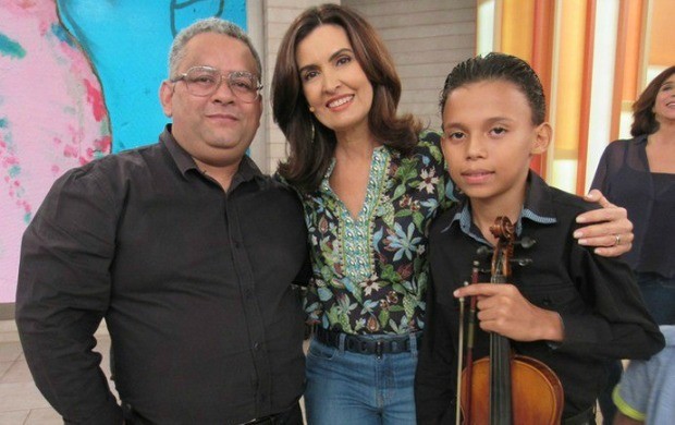 Violinista com o maestro Elias Sampaio e a apresentadora Fátima Bernardes (Foto: Carolina Morgado/Gshow)