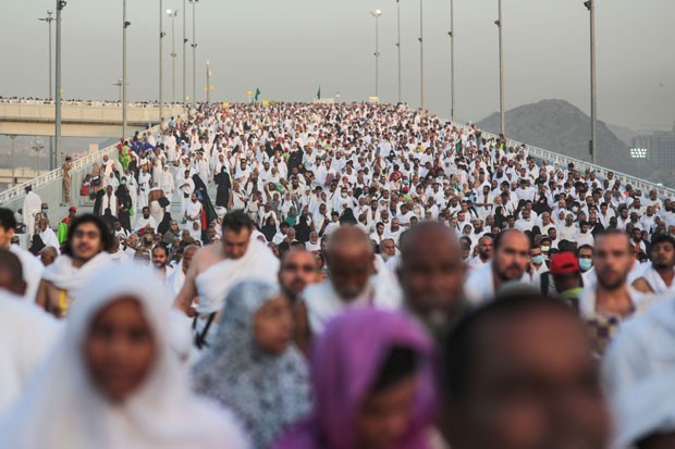 Milhares de peregrinos seguem para jogar pedras em um pilar que simboliza Satã durante o último ritual do hajj, em Mina, do lado de fora de Meca, nesta quinta-feira (24), antes de uma confusão que matou centenas de pessoas no local (Foto: Mosa'ab Elshamy/AP)
