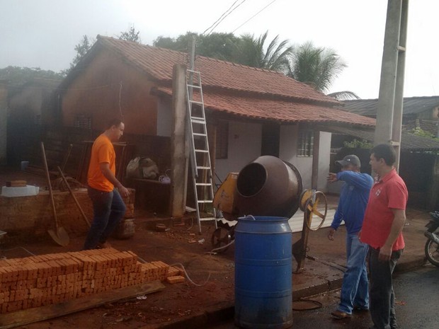 Militares reformam casa de idoso Odair em Iturama (Foto: Polícia Militar/Divulgação)