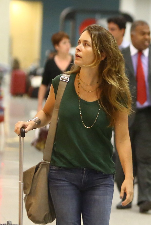 Claudia Abreu e o marido embarcam no aeroporto Santos Dumont (Foto: Marcellos Sá Barreto/ Ag.News) Claudia Abreu e o marido embarcam no aeroporto Santos Dumont (Foto: Marcellos Sá Barreto/ Ag.News)