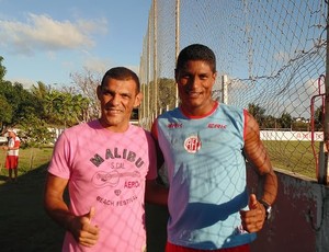 Adalberto e Max se reencontram no CT do América-RN (Foto: Edmo Nathan/Divulgação)