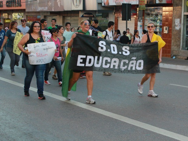 Manifestantes pedem 'socorro' para educação (Foto: Ivanete Damasceno/G1)