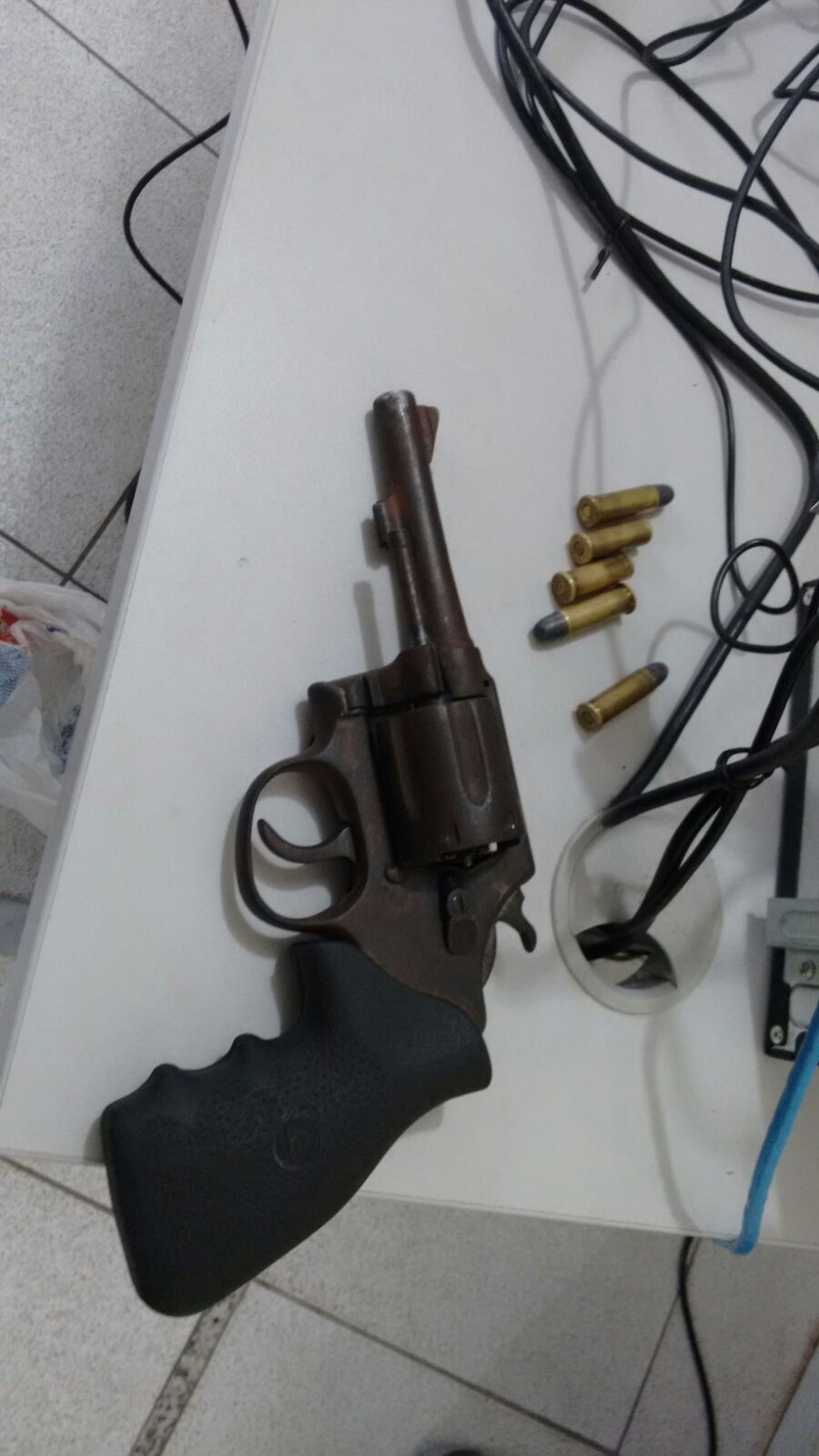 Arma apreendida com o suspeito de tentar matar a filha (Foto: Simplício Júnior/TV Clube)