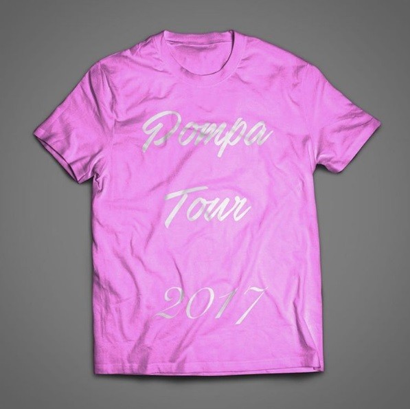 A tour tem até camisa para o evento