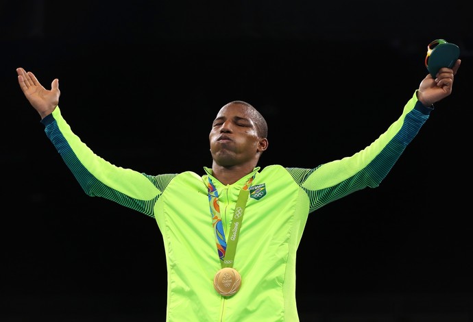 Robson Concei&ccedil;&atilde;o fecha os olhos para celebrar o ouro in&eacute;dito para o Brasil (Foto: Getty Images)