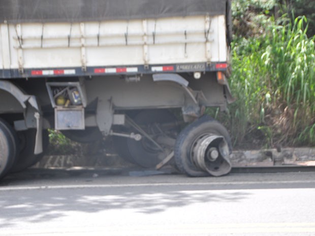 Veículo derrapou na pista e bateu no pneu do caminhão que vinha no sentido contrário da pista (Foto: Eduardo Lena / Jornal Nova Fronteira)