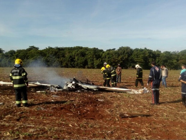 Avião cai em Jataí, em Goiás (Foto: Divulgação/Corpo de Bombeiros)