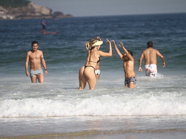 Andrea de Andrade na praia com o filho (Foto: Marcos Ferreira / Foto Rio News)