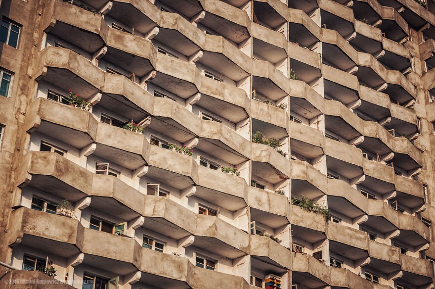 A arquitetura das cidades é "brutal", diz o fotógrafo (Foto: Michal Huniewicz)