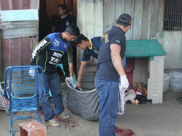 Corpos foram levados ao carro do IML com a ajuda de populares  (Foto: Tiago Melo/G1 AM)