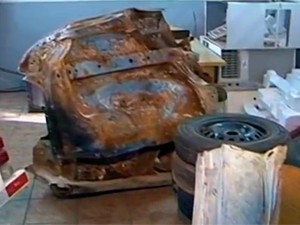 Peças do carro dos idosos foram queimadas e enterradas (Foto: Reprodução/RBS TV)