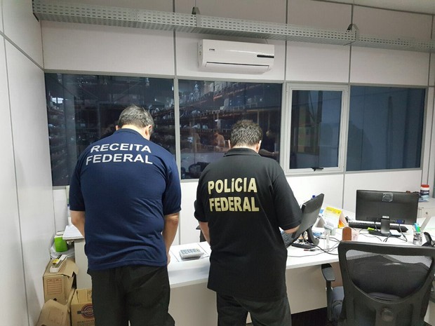 Policiais durante cumprimento de mandado de busca e apreensão pela manhã (Foto: PF/Divulgação)