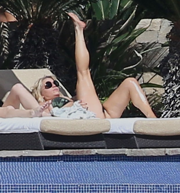 Jessica Simpson em piscina de hotel em Cabo San Lucas, no México (Foto: Grosby Group/ Agência)