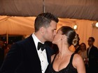 Gisele Bündchen beija o marido em evento de gala em Nova York