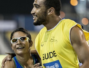 Jerusa Geber abraça o guia após conquistar a medalha de prata nos 100m T11 do Mundial de Doha (Foto: Daniel Zappe/MPIX/CPB)