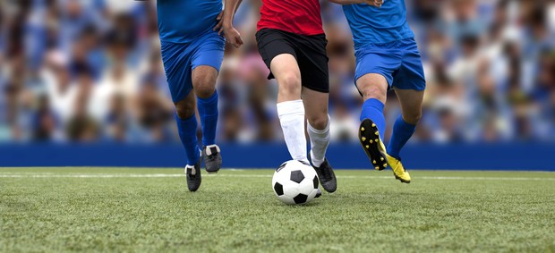 homens jogando futebol eu atleta (Foto: Getty Images)