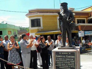Estátua em homenagem a Jaiminho, de 'Chaves', em Tangamandápio, no México (Foto: Reprodução/Twitter)