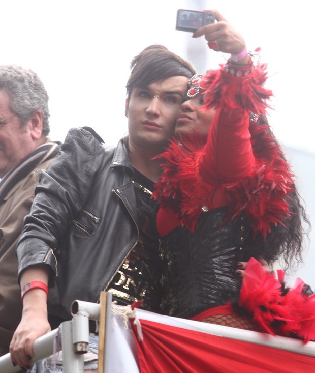 Serginho, ex-bbb, na Parada Gay (Foto: Francisco Cepeda e Leo Franco / AgNews)