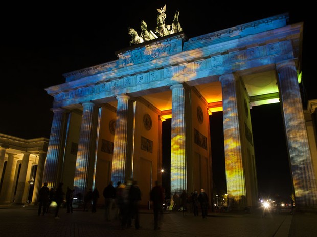 O Portão de Brandemburgo é iluminado durante um ensaio para o Festival de Luzes, em Berlim. Durante o festival que acontece até 21 de outubro de 2012, cerca de 70 edifícios e pontos turísticos da capital alemã serão iluminados. (Foto: Markus Schreiber/AP)