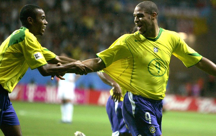 Adriano Copa das Confederações de 2005 (Foto: Agência Reuters)