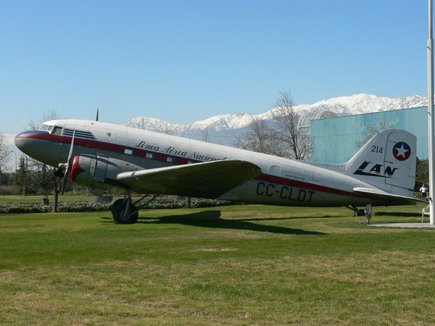 DC-3 da Lan Chile, similar ao que caiu com a equipe do Green Cross em 1961 (Foto: Museo Aeronautico de Chile/Wikimedia Commons)