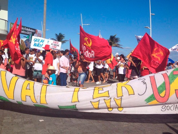 1º de maio em Salvador: protesto a favor da democracia e pelo direito dos trabalhadores no Farol da Barra (Foto: Juliana Almirante/G1)