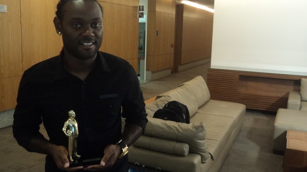 Vagner Love com o Troféu Armando Nogueira (Foto: Thiago Braga/Sportv.com)