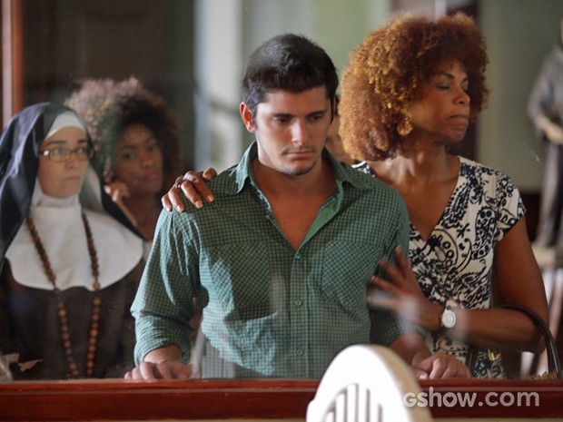 André fica abalado ao visitar orfanato (Foto: Pedro Curi/ TV Globo)