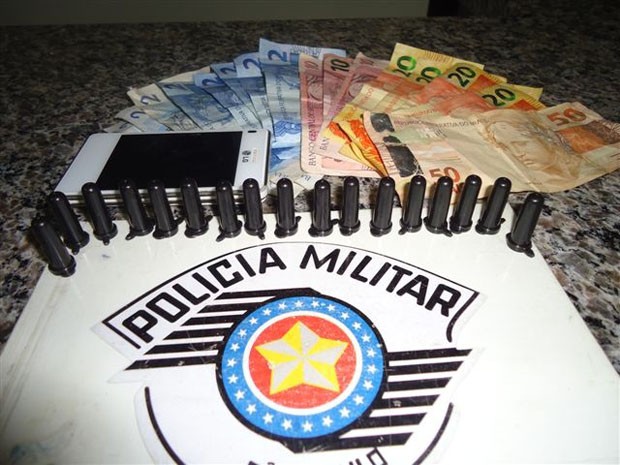 Pinos de cocaína e dinheiro foram encontrandos com adolescente em Jacupiranga, SP (Foto: Divulgação / Polícia Militar)