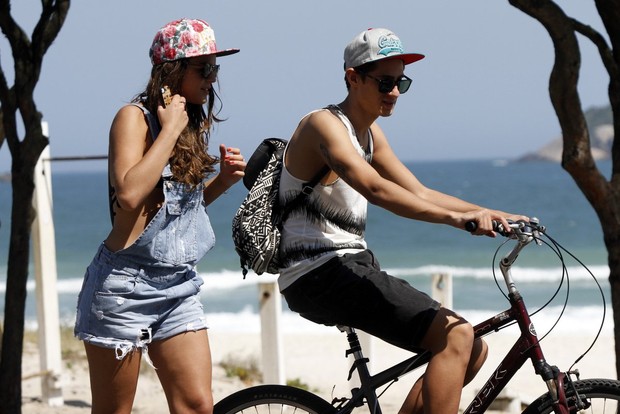 Bruna Marquezine anda de skate com amigos (Foto: Marcos Ferreira / photo rio news)