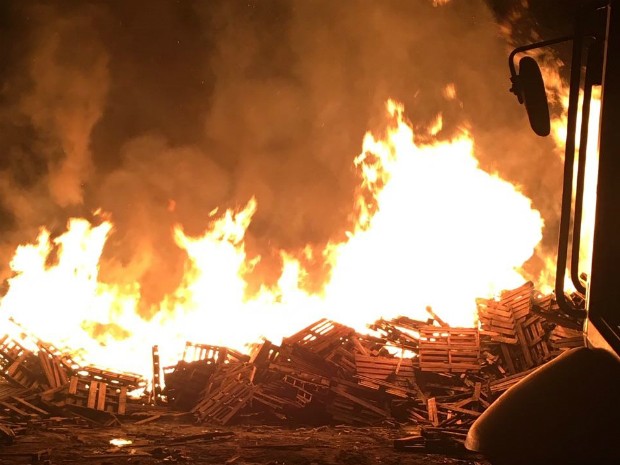 Incêndio atinge depóstio de pallets em Caçapava, SP (Foto: Divulgação/Corpo de Bombeiros)