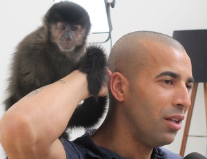 Emerson e a macaca Cuta após vitória do Timão (Foto: Carlos Augusto Ferrari / Globoesporte.com)