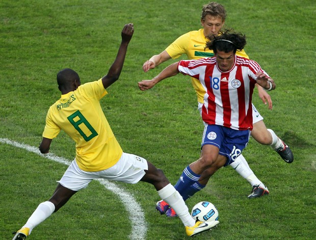 Ramires Valdez Lucas Leiva Brasil x Paraguai (Foto: EFE)
