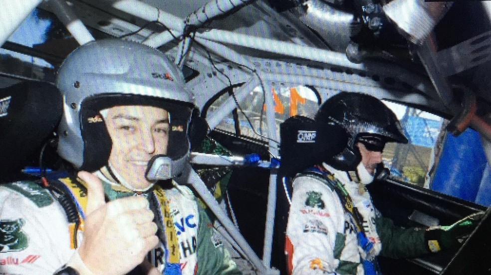 Paulo Nobre e o navegador Gabriel Morales em foto registrada antes da largada (Foto: reprodução / Facebook)