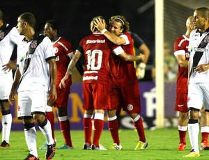 Forlan comemora gol do Internacional contra o Vasco (Foto: Guilherme Pinto / Ag. O Globo)