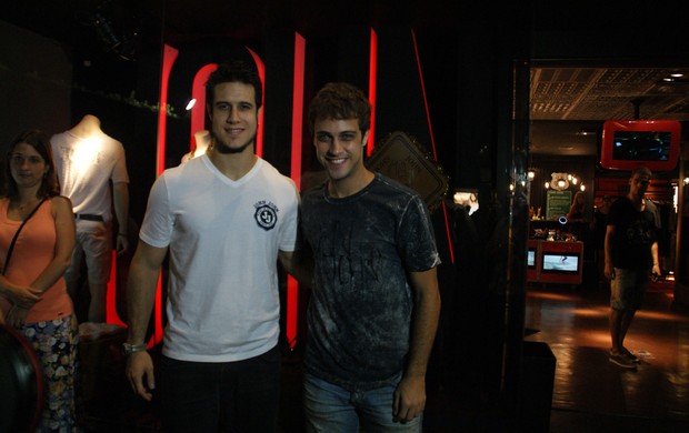 Emiliano D'Avila e Ronny Kriwat em boate em show em São Paulo (Foto: Paduardo/ Ag. News)