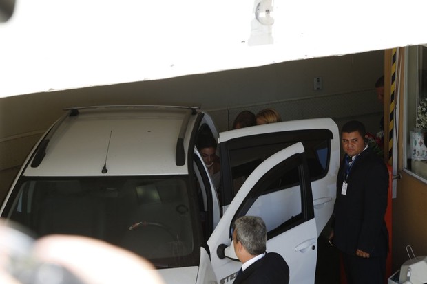 Isis Valverde saindo do hospital (Foto: Felipe Assumpção/AgNews)
