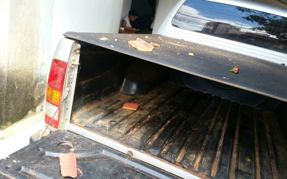 Bombas caseiras atingiram telhado da garagem de casa em Samambaia neste domingo (2) (Foto: Polícia Militar/Divulgação)