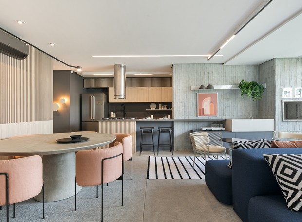Salas de estar e jantar foram integradas à cozinha neste apartamento com projeto de autoria da arquiteta Thaisa Bohrer (Foto: Fellipe Lima/ Divulgação)