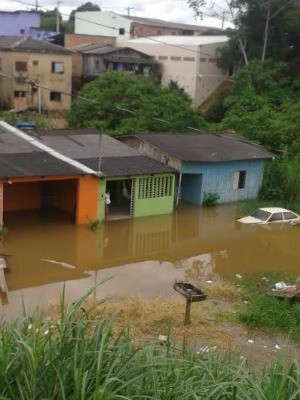 Carro fica submerso na Rua 13 de Setembro, em Porto Velho (Foto: Luiz Lima de Oliveira/VC no G1)