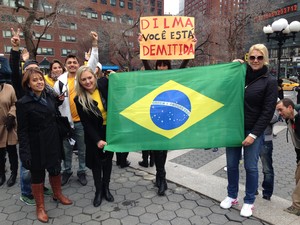 Manifestantes protestam contra o governo na Union Square, em Nova York, neste domingo (15) (Foto: Alan Severiano/TV Globo)