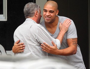 Adriano e o médico do Flamengo, José Luiz Runco (Foto: Ivo Gonzalez / Agência O Globo)