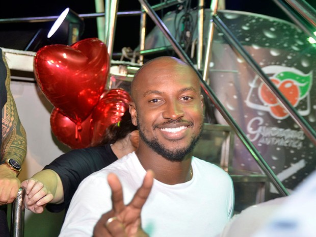 Cantor Thiaguinho canta no trio de Claudia Leitte nesta segunda-feira (Foto: Diogo Macedo/Ag Haack)