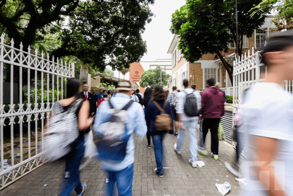 GIF mostra a abertura dos portões do segundo dia do Enem 2016 na Universidade Presbiteriana Mackenzie, em São Paulo (Foto: Flavio Moraes/G1)