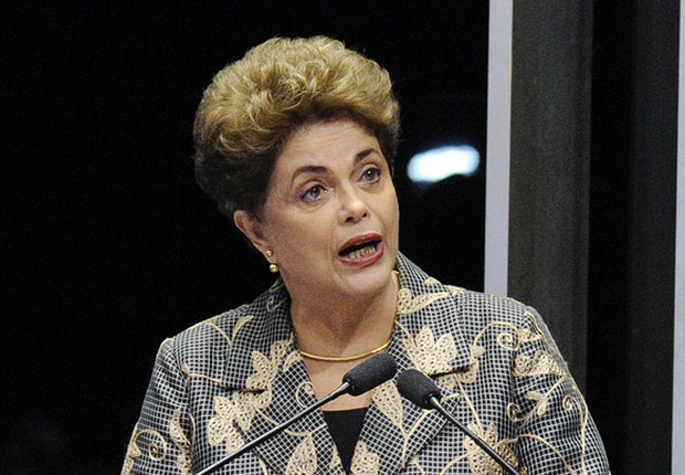 A presidente afastada Dilma Rousseff discursa diante dos senadores no julgamento do impeachment (Foto: Edilson Rodrigues/Agência Senado)