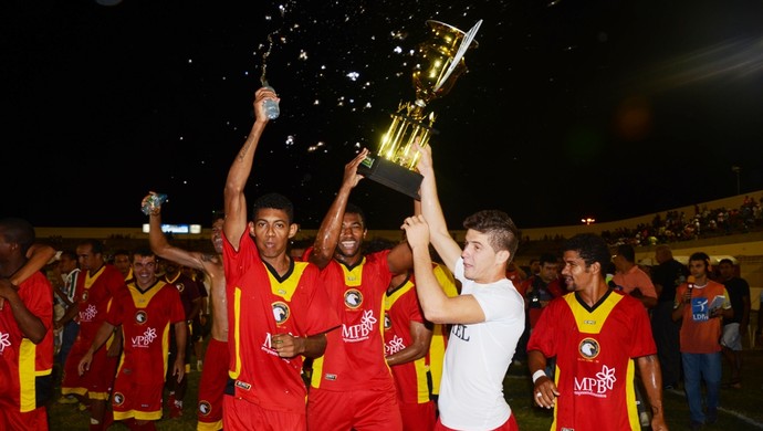 Globo FC comemora vitória sobre o Baraúnas na final da Copa FNF (Foto: Alcivan Costa/Gazeta do Oeste)