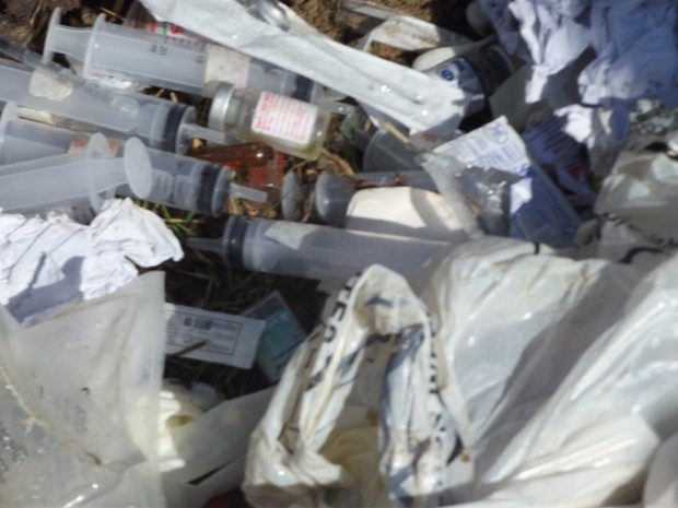 lixo hospitalar em são pedro da aldeia (Foto: Heitor Moreira/G1)